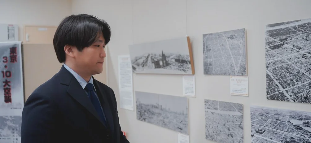 平和展示を見る太田晃禎
