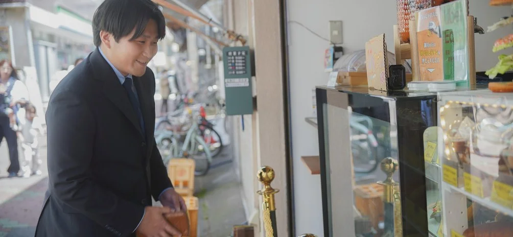 店舗前で活動する太田晃禎